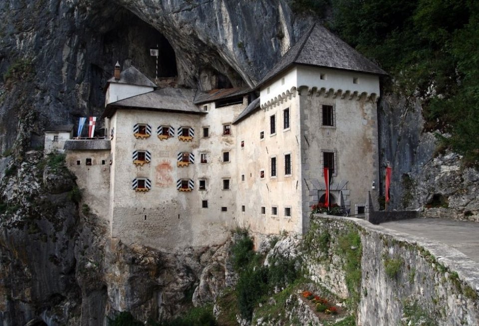 Het slot van Predjama, Slovenië. Foto: Getty Images