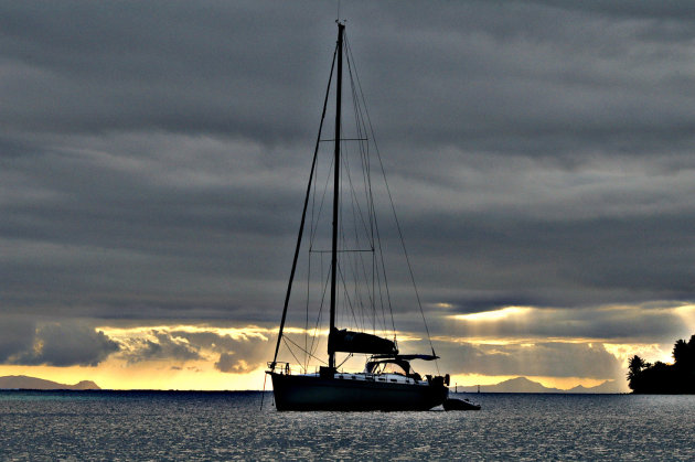 zeilboot bij zonsondergang huahine