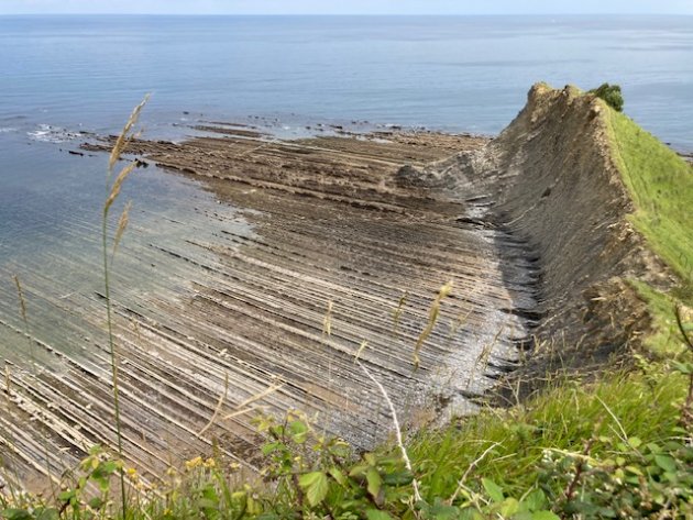 Flysch, spectaculaire rotsformaties die verticaal de zee in verdwijnen