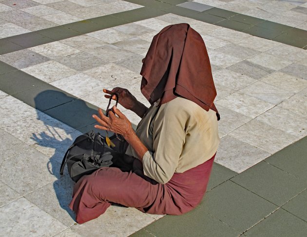 Shwedagon Pagode biddende vrouw