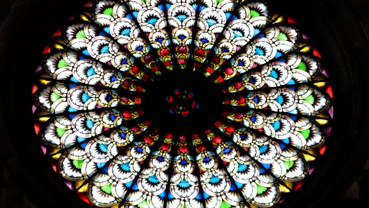 Glas in lood ramen in de St. Jacobuskathedraal in Šibenik