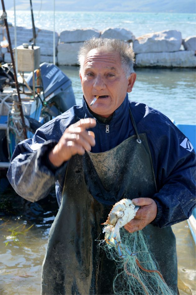 Italiaanse vissersman bij Lago di Varano