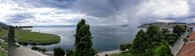 Uitzicht over meer van Ohrid