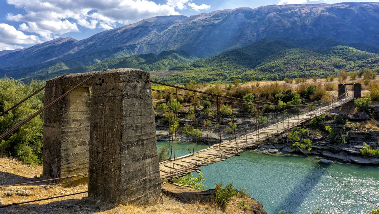 Antieke brug over de Vjosa