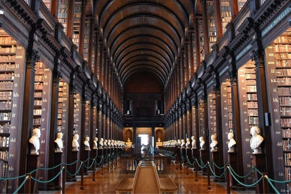 De indrukwekkende Long Room van de onderzoeksbibliotheek.
