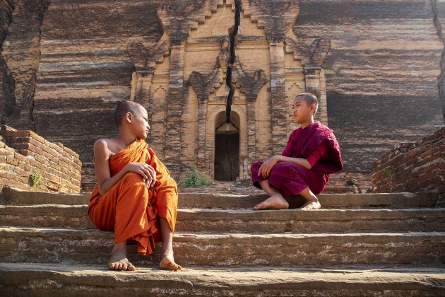 monniken bij de stupa van Mingun