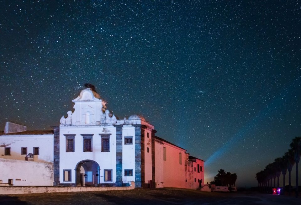 De heldere sterrenhemel boven Alqueva in Portugal. Foto: Getty Images