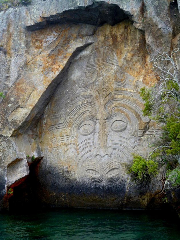 Zeiltocht langs de Mine Bay Maori rotstekeningen