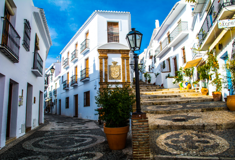 Een straatje in het oude stadje van Frigiliana in Andalusië. Foto: Getty Images