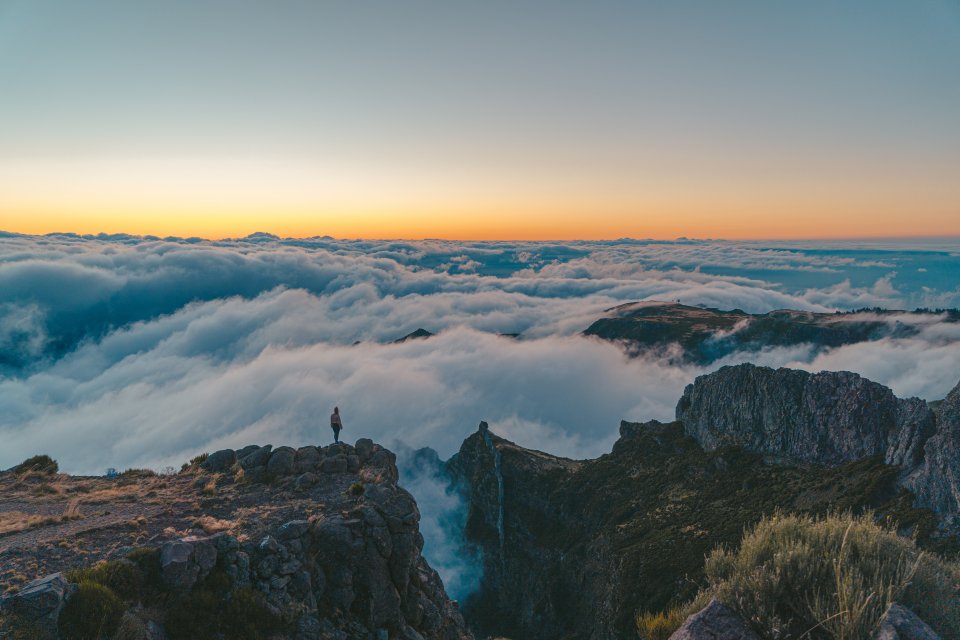 Hoofd in de wolken op Pico de Arieiro, Madeira door Luuk Wiersema