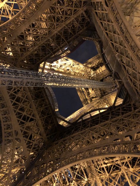De Eiffeltoren van onderen