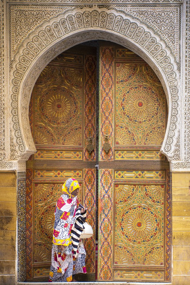Kleurrijke vrouw in de Medina van Fez