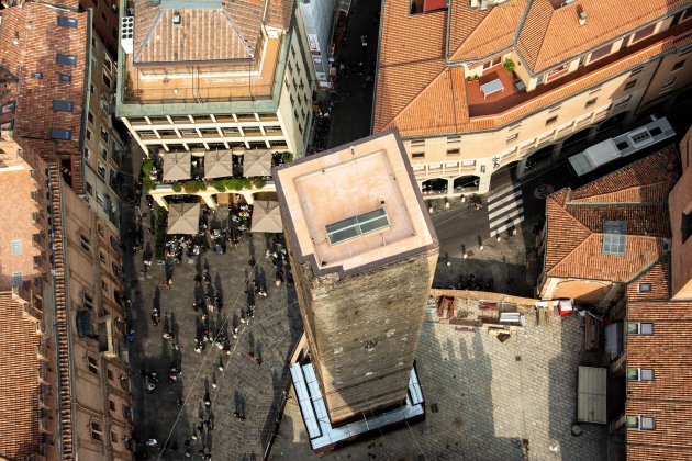 Zicht naar beneden vanaf de Asinelli Toren in Bologna - Due Torri