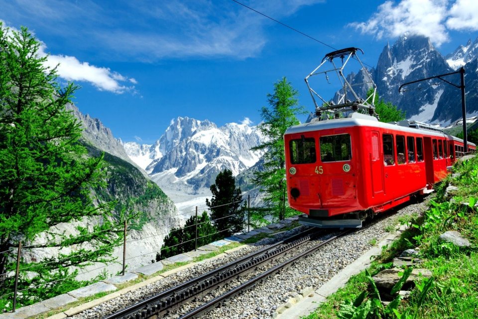 De Mont Blanc Express behoort tot de mooiste treinreizen van Zwitserland. © Getty Images