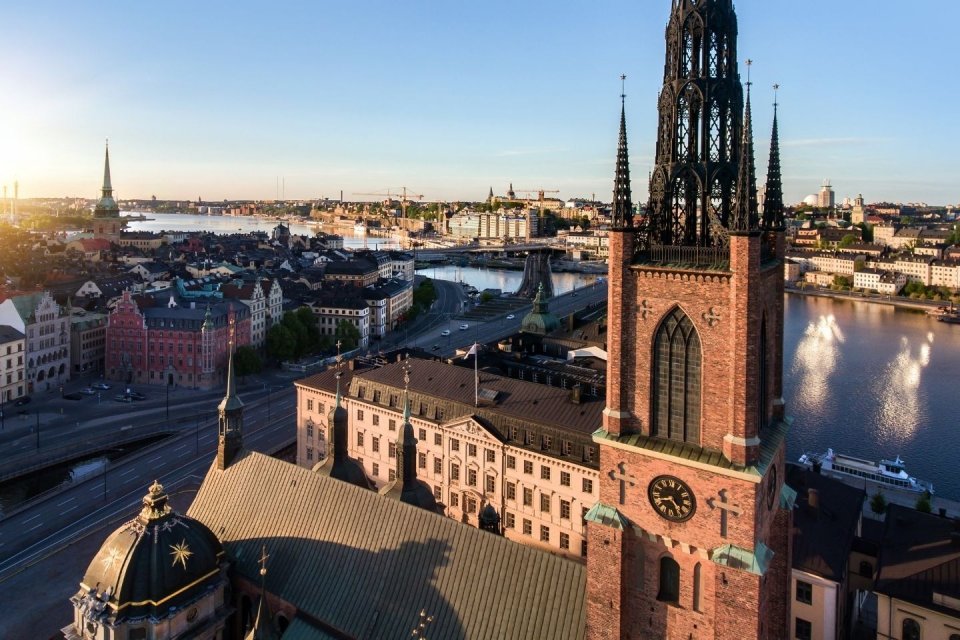 Loop over de daken in Riddarholmen, Stockholm. © Getty Images