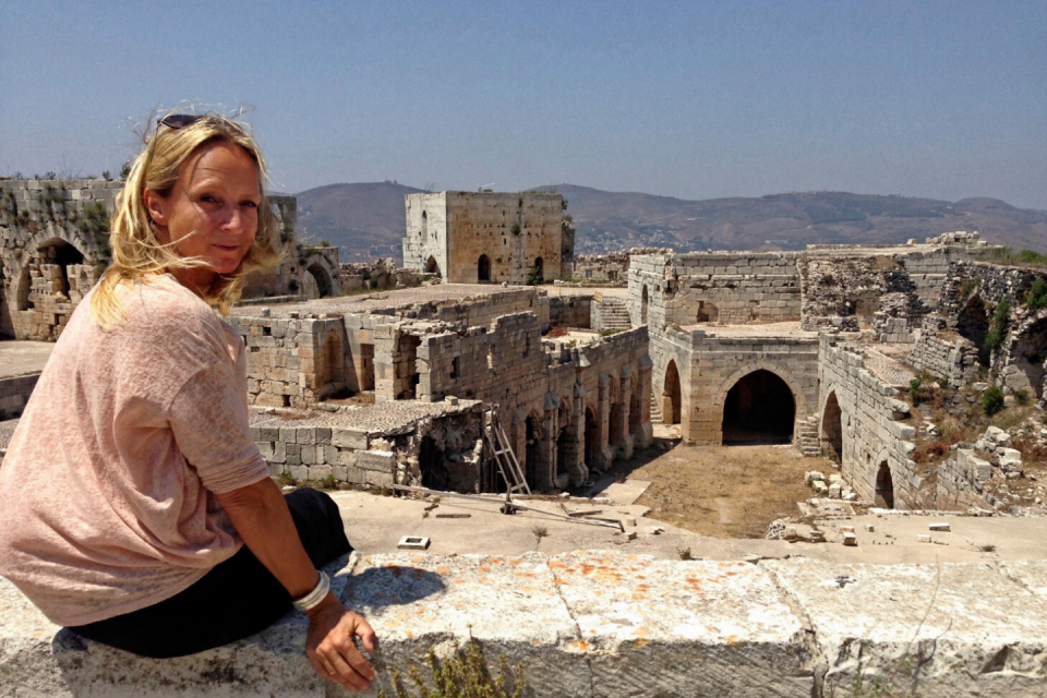 Uitkijkend over het kasteel Krak des Chevaliers in Syrië.