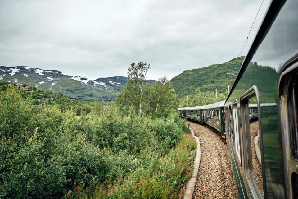 Rust, dat is het gevoel dat overheerst als we door het treinraampje turen en de Noorse landschappen aan ons voorbij zien trekken. Foto: Jelle Canipel