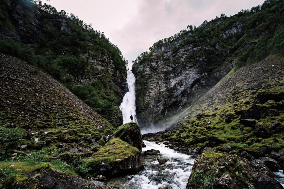 over de Stalheimskleiva, een van de steilste wegen in Noord_Europa, passeer je twee krachtige watervallen_ de Stalheimsfossen en Sivlefossen. Foto: Jelle Canipel
