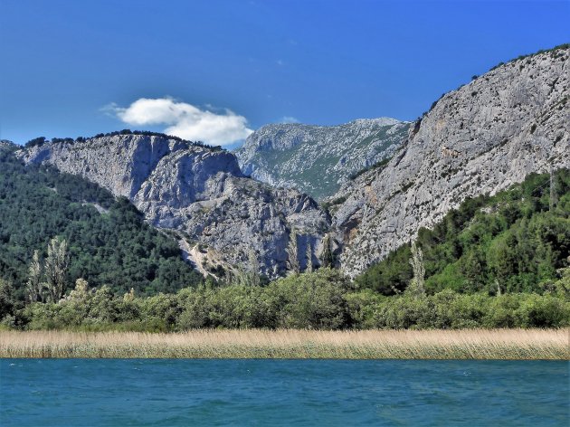 Boottocht op de Cetina langs canyon in Boikovo massief