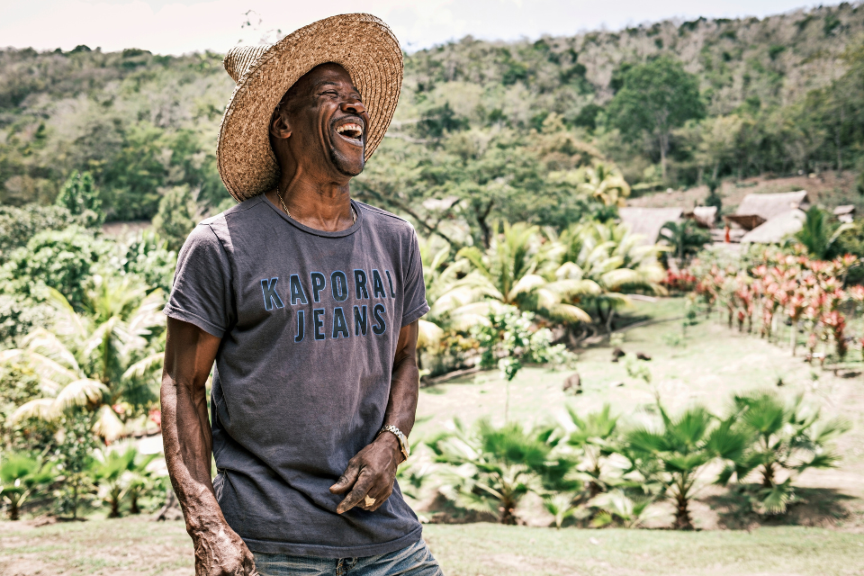 Gilbert Larose,de man achter La Savane des Esclaves, een openluchtmuseum met onder meer reconstructies van slavenhutten. Foto: Tim Bilman