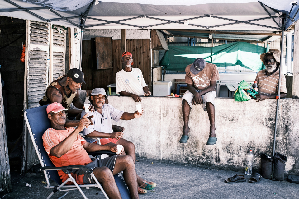 Vissers genieten van een glaasje rum, Martinique. Foto_ Tim Bilman