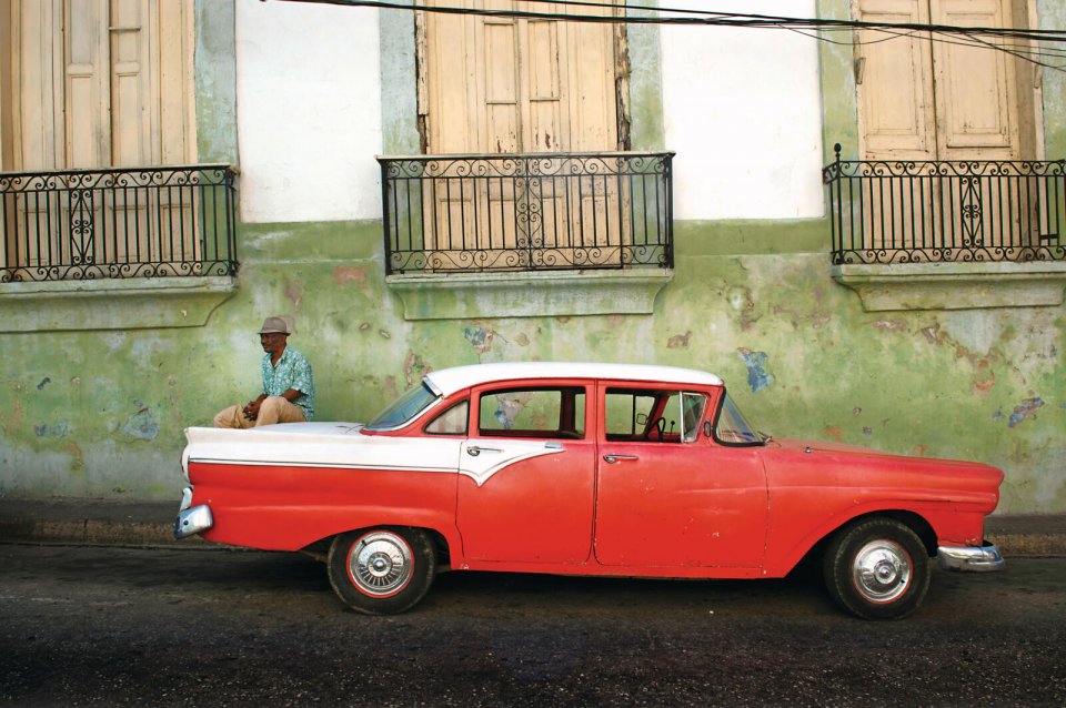 De oldtimers op de straten van Cuba zijn een overblijfsel van de jaren veertig en vijftig, toen casino’s en Amerikaanse toeristen veel geld in het laatje brachten. Foto Michael Dehaspe
