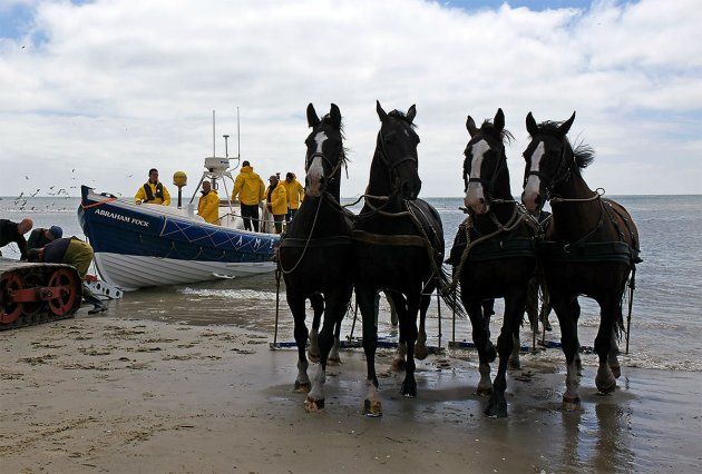 Demonstratie van de paardenreddingsboot op Ameland