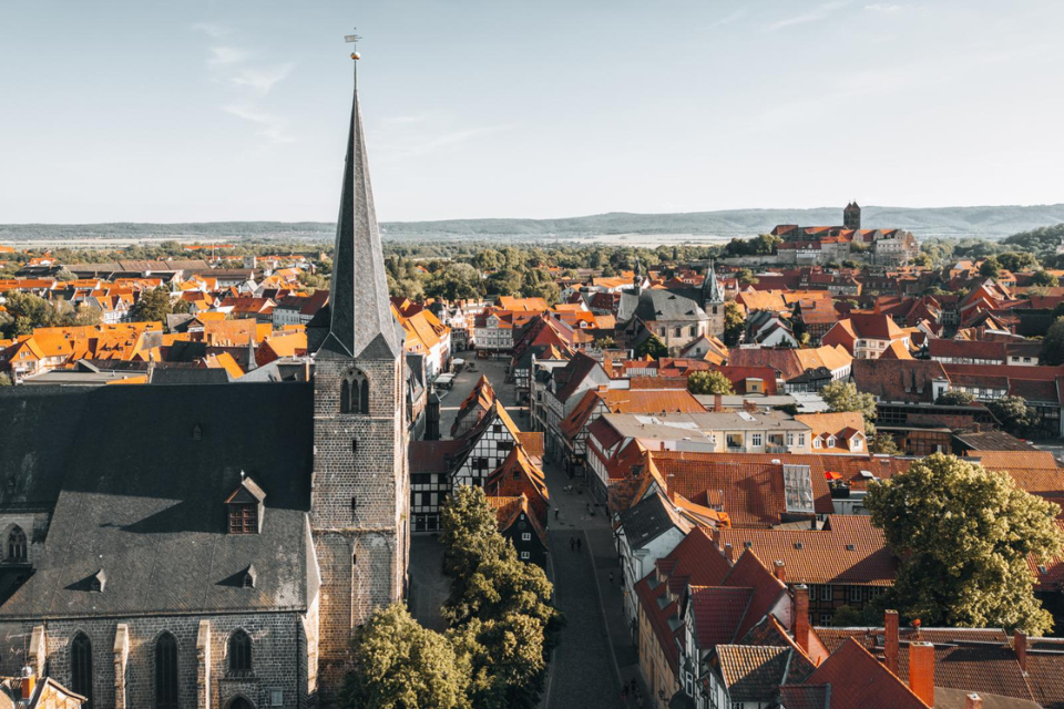 De stad Quedlinburg van bovenaf, met zicht op het marktplein. De tradionele vakwerkhuizen zijn overal terug te zien. Foto Cuno de Bruin