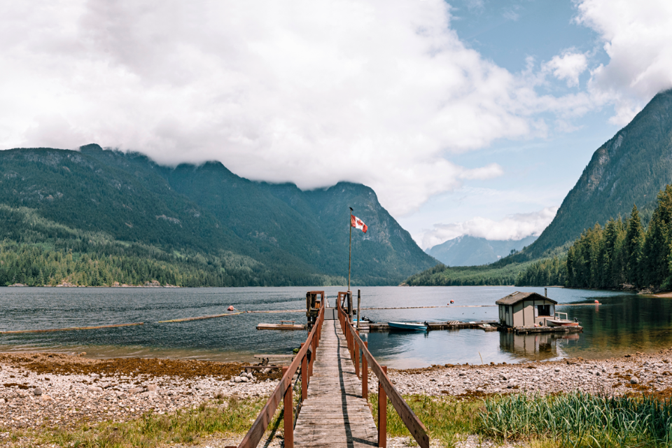 Tzoonie Wilderness Resort ligt aan een fjord waar slechts sporadisch iemand langs komt varen. De enige manier om er te komen is via het water.