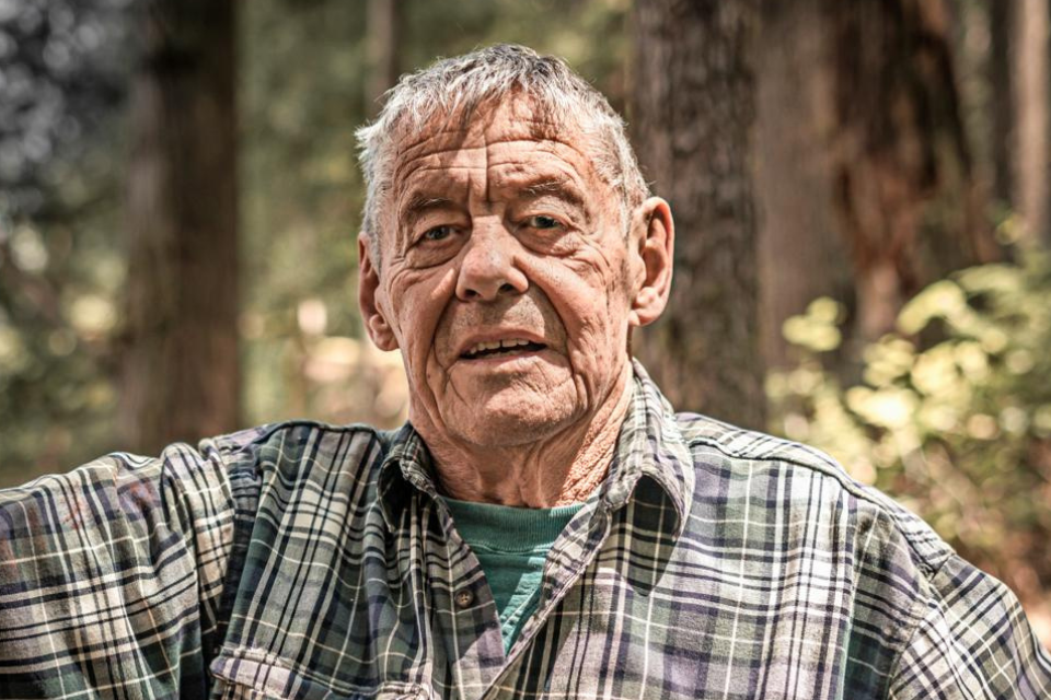 Art Giroux (85) is naar eigen zeggen jong gebleven dankzij zijn actieve leven in de natuur. In zijn wilderniskamp Tzoonie Wilderness Resort onderhoudt hij niet alleen zijn gasten, maar ook de paden en gebouwen. Foto Marije van de Vlekkert