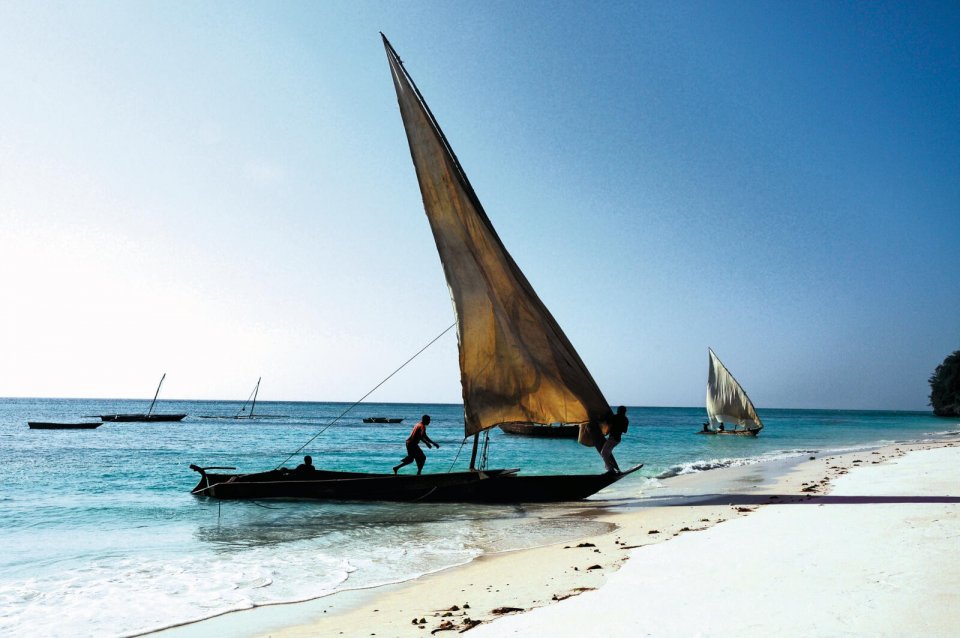 Dhows, traditionele Arabische zeilboten, zijn een essentieel onderdeel van de Zanzibarese cultuur. In de tijd van de Arabieren werden er kruiden en slaven mee vervoerd. Foto: Hanneke de Vries