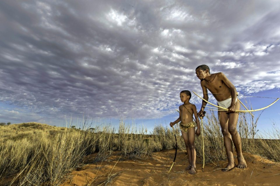 De Bosjesmannen, ook wel San genoemd, wonen in het westen van Zuid-Afrika, Namibië, Botswana en Angola. Eeuwenlang waren ze hier jagers en verzamelaars. Foto: Erik Joosten