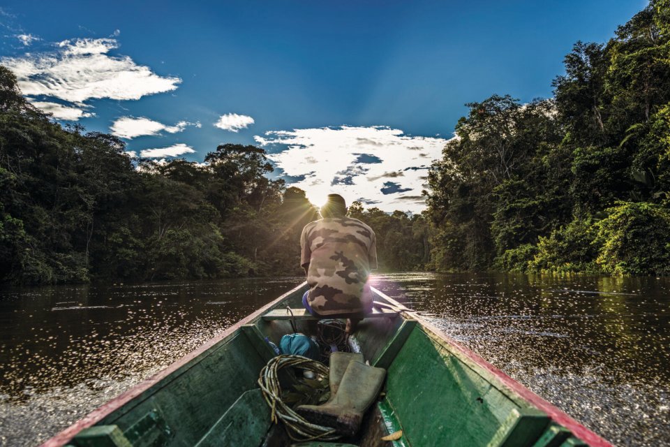 De locals uit het Boven Suriname-rivierengebied grijpen een lange boottocht aan om even tot bezinning te komen. Zo ook Metsen Sane, onze bootjongen. Foto Tim Bilman