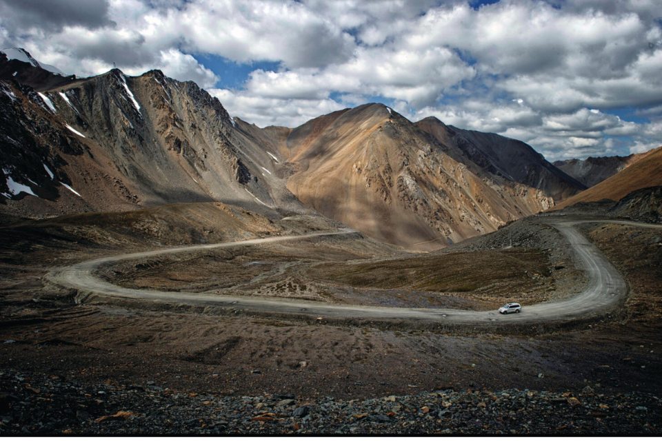 Kirgizië nabij de Chinese grens veranderen de groene bergen in een maanlandschap. Foto: Michael Dehaspe