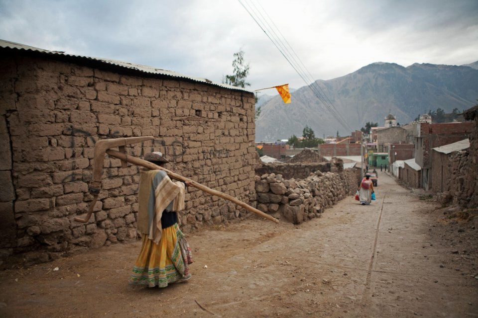 Peru - locals vertrekken in de vroegte naar hun akkers. Foto: Beto Adame