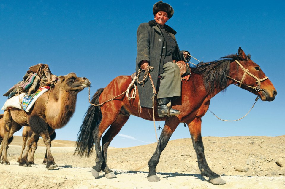 Local uit Xinjiang te paard. Foto Tom van der Leij