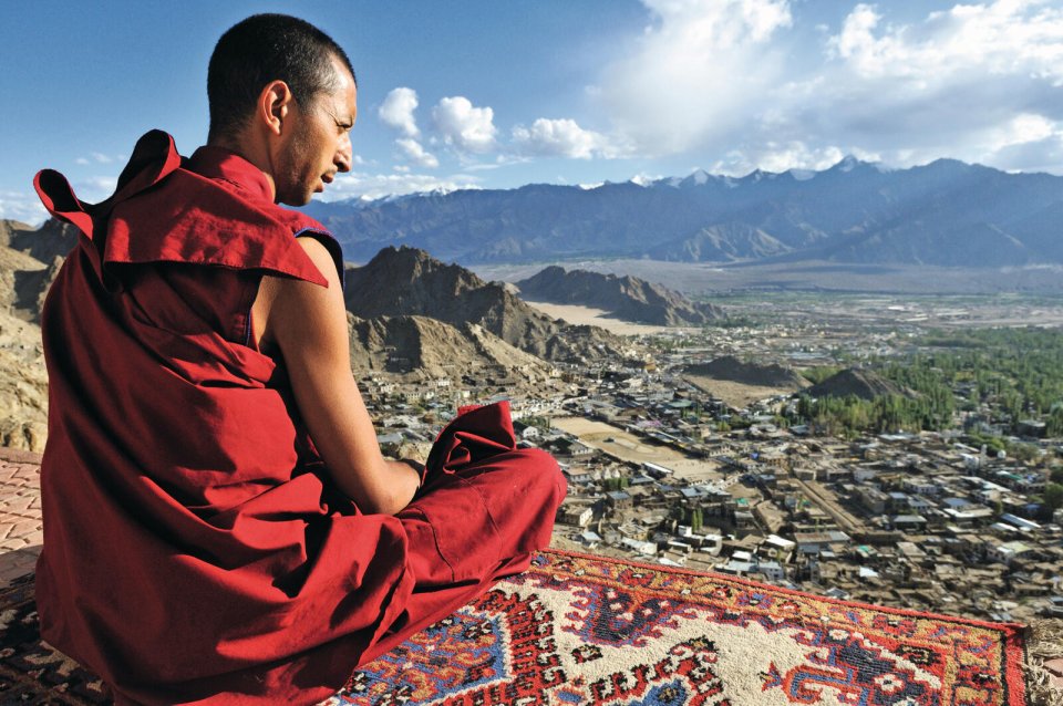 Monnik kijkt uit op Leh de hoofdstad van Ladakh in India. Foto: Fransje Grisnich
