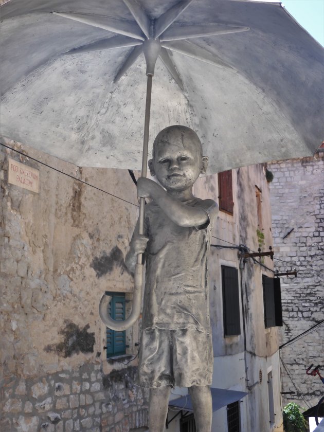 Jongetje met de paraplu in Sibenik