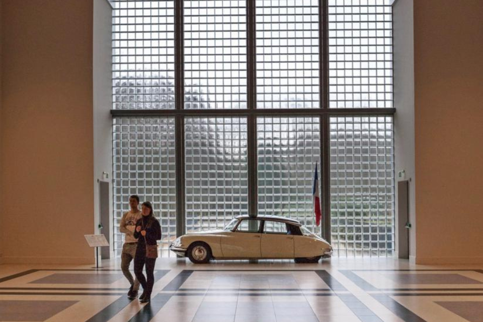 In het Louwman Museum ontdek je de grootste collectie auto gerelateerde schilderkunst, illustraties, affiches, sculpturen en trofeeën ter wereld. Foto: ANP
