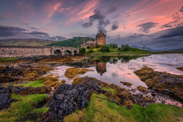 Eilean Donan kasteel met zonsondergang