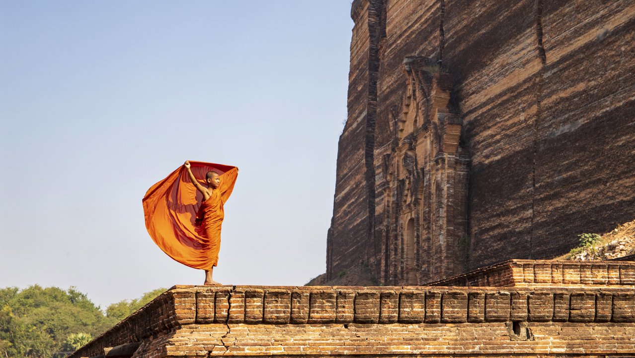 Monnik bij de stupa van Mingun