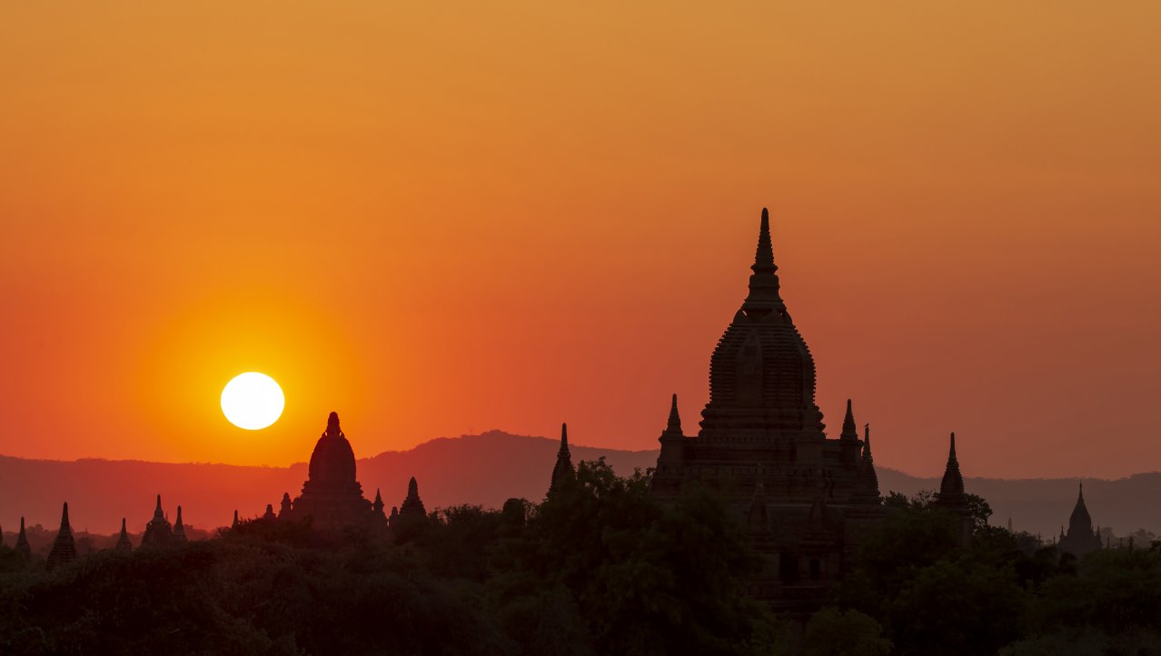 Zonsondergang bij Bagan