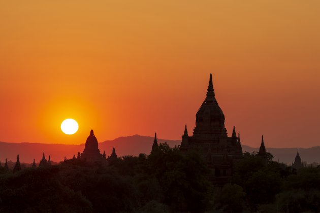 Zonsondergang bij Bagan