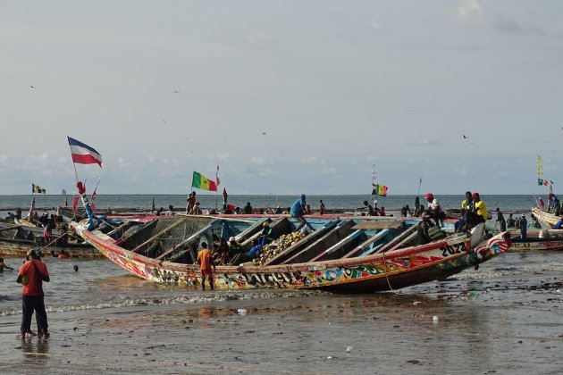 Vastgelopen kleurrijke vissersboot in Tanji