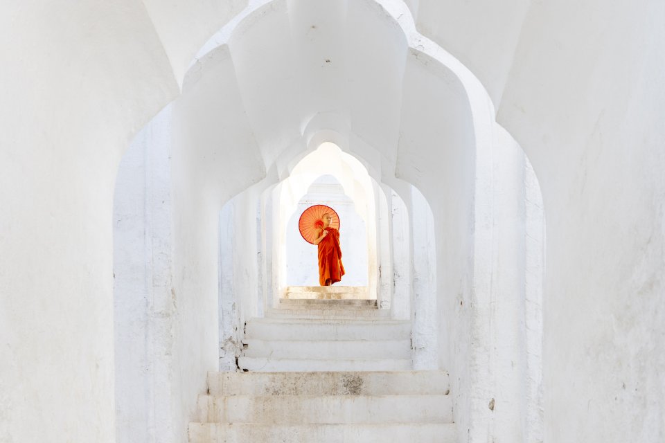 Monnik bij de Hsinbyume Pagode, Myanmar - door Antwan Janssen
