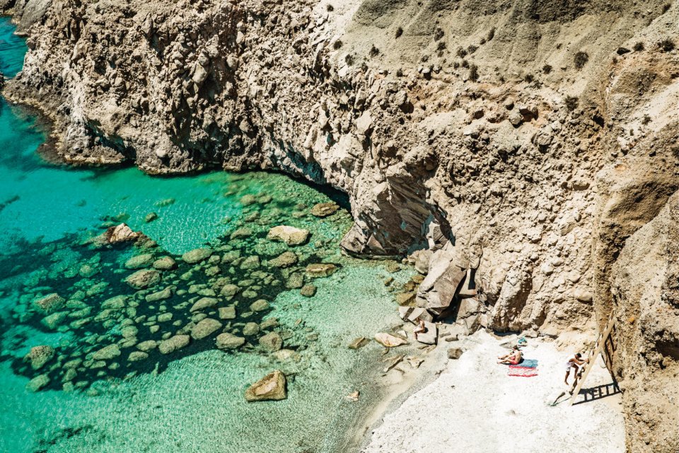 De baai van Tsigrado op het Cycladische eilandje in Griekenland. Foto: Louise ten Have