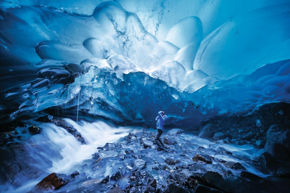 Een ijsgrot onder de Mendenhallgletsjer in Alaska. Foto: Mark Meyer