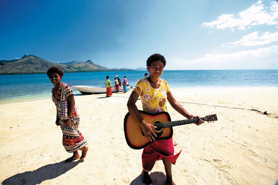Jonge muzikale locals in Fiji. Foto: Louise ten Have