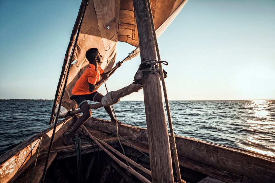 Dobberen op een zeilboot in Mozambique Foto: Stijn Hoekstra