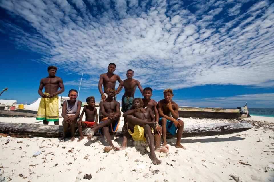 Leden van de Vezostam varen voor de kust van Madagaskar om naar zeekomkommer, een populaire delicatesse in Azië, te duiken. Foto: Louise ten Have